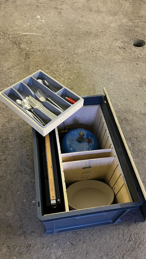 Caisse cuisine avec bouteille de gaz